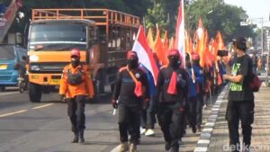 Tuntut Upah Naik 15%, Puluhan Buruh Lanjutkan Longmarch Bandung-Jakarta