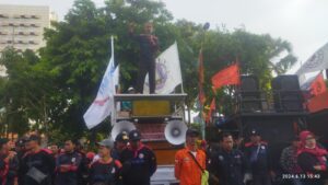 Eko Sunarto Serukan Penolakan PP TAPERA Dalam Aksi Buruh di Depan Kantor Grahadi Surabaya