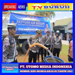 Satlantas Polres Bengkalis Menyalurkan Bantuan Air Bersih Kepada Warga Desa Suriname