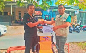 Terima Laporan Pasien, DPN JamkesWatch FSPMI Serahkan Bantuan Kursi Roda