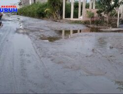 DLH Rokan Hilir, Pastikan Lumpur Di Jalan Lintas Pesisir Pelabuhan Baru Tidak Mengganggu Jalan