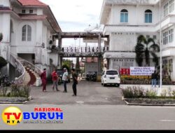 Diduga Buta, Tuli, dan Bisunya Kepala BPKAD Rokan Hilir, Kini Warga Pasang Spanduk Bertuliskan “Kepala BPKAD Tak Sanggup Mundur Dari Jabatan” terkait Puluhan Gaji Honorer dan PNS tak Diselesaikan