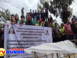 Masyarakat Gelar Aksi Tuntut Perbaikan Jalur Medan-Berastagi di Kantor Gubernur Sumut