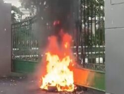 Massa Aksi Bogor Bakar Gerbang Kantor Pemkab Bogor