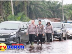 Kapolres Pelalawan Kerahkan Puluhan Personel Tangani Banjir di Sejumlah Titik