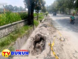 Diduga Sengaja Pihak Telkom Tinggalkan Lubang Menganga Lebar Bekas Galian Fiber Optik di Petapahan, Berbahaya bagi Pengguna Jalan Kaki!