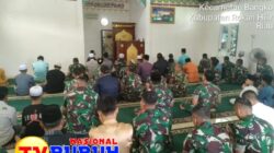 Babinsa Koramil 0321-01 Bangko dari Umat Muslim dan Umat Kristiani Melaksanakan Ibadah Jum’at Berkah dan Berbagi Sembako