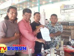 Ketua Umum LBHK Wartawan Menyerahkan SK Kepengurusan baru DPD Kabupaten Deli Serdang