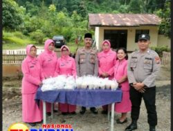 Polsek Muara Sipongi Bersama Bhayangkari Berbagi Takjil Ke Pengendara yang Melintas 