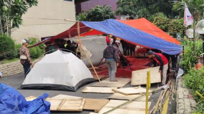 Mogok Kerja Karyawan Hotel Tunjungan : Tenda Perjuangan Dipindah ke Lokasi Strategis