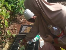 Tradisi Nyekar Idul Fitri : Warga Batulawang Ziarah Kemakam Keluarga