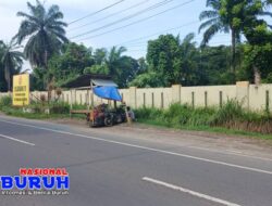 Pemerintah Desa Buntu Bedimbar bersama Warga, Bersihkan Sampah di Pinggir Jalan Sultan Serdang