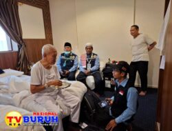 Petugas Kloter 09 KNO Visitasi Kesehatan Jemaah Haji Melalui Pendekatan Medis dan Spiritual