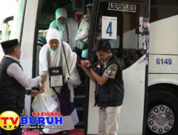 Suasana Haru Sambut Kedatangan Jemaah Haji Kloter 10 Debarkasi Medan