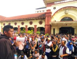 Ratusan Buruh Pakerin Padati PN Surabaya, Tolak Gugatan PKPU yang Ancam PHK Massal
