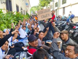 Ribuan Buruh PT PAKERIN Geruduk Bank Prima Tuntut Pembayaran Upah