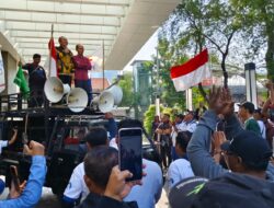 Ratusan Pekerja PT PAKERIN Geruduk Kantor OJK, Desak Pencairan Upah dan THR   