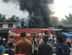 Bangunan Ruko Penjual Ban Terbakar di Galang, Damkar Gerak Cepat Padamkan Api