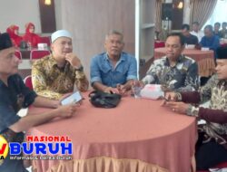 Penyerahan sertifikat Seminar Ekonomi Syariah Koalisi Menuju Perubahan Langkat (MPL) ke Bupati Langkat