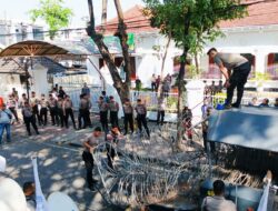 Setelah Negosiasi, Kawat Berduri di Depan PN Surabaya Akhirnya Dibuka