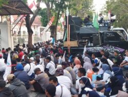 Jelang Putusan PKPU, Ribuan Buruh PT PAKERIN Gelar Istighosah di Depan PN Surabaya