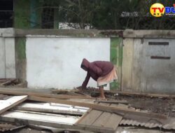 Pedagang Simpang Kayu Besar Bongkar Kiosnya Sendiri dan Menuntut Pemkab Relokasi Kios Baru