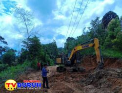 Gotong Royong Perbaiki Jalan Rusak, Warga Muara Kibul Hadapi Tantangan Cuaca