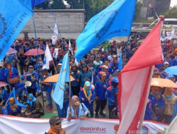 Buruh KSPI dan KSPSI AGN Kepung DPR RI Tuntut UU Ketenagakerjaan Baru Pasca Putusan MK