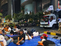 Tuntut Pembayaran Upah, Buruh Pakerin Menginap di Depan Kondominium Regency