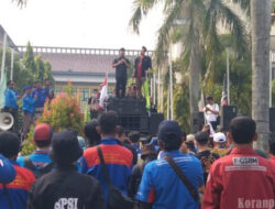 Naik ke Mokom, Bupati Bekasi Temui Massa Aliansi BBM dan PERAK