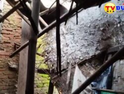 Ibu Otih Lutfiah Tempati Rumah Dinding dan Atap yang Rusak Parah di Desa Hambaro Bogor