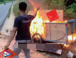 Seorang Relawan Jalan Rusak, Bakar Gerobaknya!, Akibat Oknum RW di Kampar Diduga Melarangnya Berbuat Kebaikan ke Pengendara 