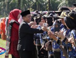 Pelantikan dan Penyerahan SK Secara Simbolis Dilaksanakan Lapangan Komplek SKPD Terpadu Sigala-Gala