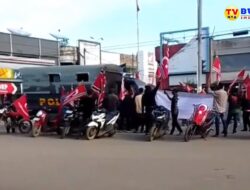 Oknum Warga Aceh Darussalam Kibarkan Bendera Bulan Bintang ketika Mobil Polisi Melintas Dijalan