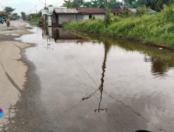 Drainase Tak Berfungsi, Jalan Lintas Pesisir Pelabuhan Baru Masih Digenangi Air, Diduga, DLH Rohil: Pihaknya Akan Segera Melakukan Pembersihan