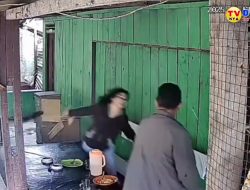 Diduga Pemilik Rumah Cemburu Dengan Penyewa Rumah yang Usahanya Lancar, Akhirnya Berujung Baku Hantam Terekam Kamera CCTV