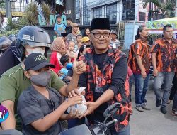 Pemuda Pancasila dan PK Golkar Bagikan Ribuan Takjil ke Pengendara yang Melintas di Simpang Kayu Besar Tanjung Morawa