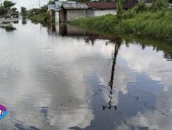 Luapan Genangan Air Hingga Ke Bahu Jalan, Adalah Saksi Bisu Bahwa Pemkab Rohil Tak Punya Kemampuan