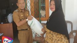 Kepala Kampung Jaya Tinggi pimpin langsung pembagian Beras CPP dan Minyak Goreng kepada warga nya