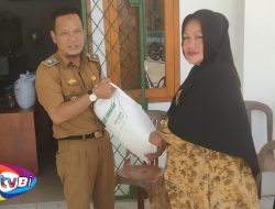 Kepala Kampung Jaya Tinggi pimpin langsung pembagian Beras CPP dan Minyak Goreng kepada warga nya