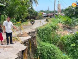 Anggota DPRD Deli Serdang Sehat Herianto Sembiring Tinjau Jalan Ambles di STM Hilir Menuju STM Hulu