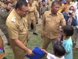 Bupati Deli Serdang Asri Ludin Tambunan Kunjungi SMP Negeri 5 Sei Merah Tanjung Morawa, Anak – Anak Warga Sekitar Bahagia Salami Bupati dan Dapat Bingkisan