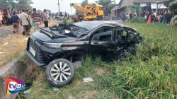 Mobil Mini Bus Ditabrak Kereta Api Hingga Ringsek, Satu Orang Meniggal Dunia