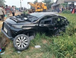 Mobil Mini Bus Ditabrak Kereta Api Hingga Ringsek, Satu Orang Meniggal Dunia