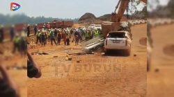 Diduga Pekerja Asing Gunakan Ekskavator Hancurkan Dua Mobil Pendemo di Morowali Konawe Utara